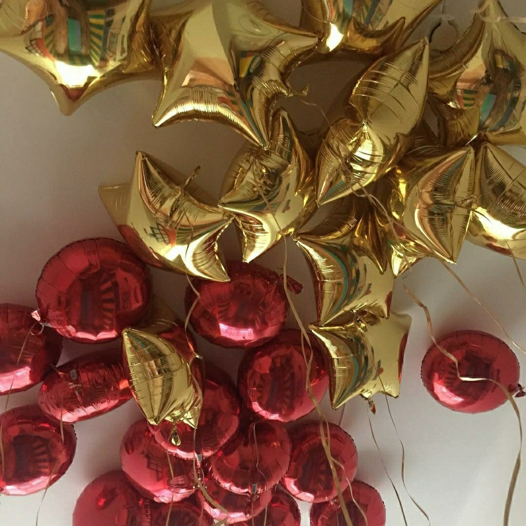 золотые и красные фольгированные шары в потолок 
