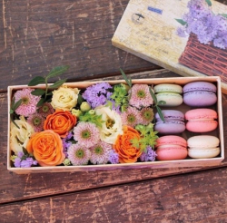 Подарочная коробка с цветами и макаруни в нежных оттенках
