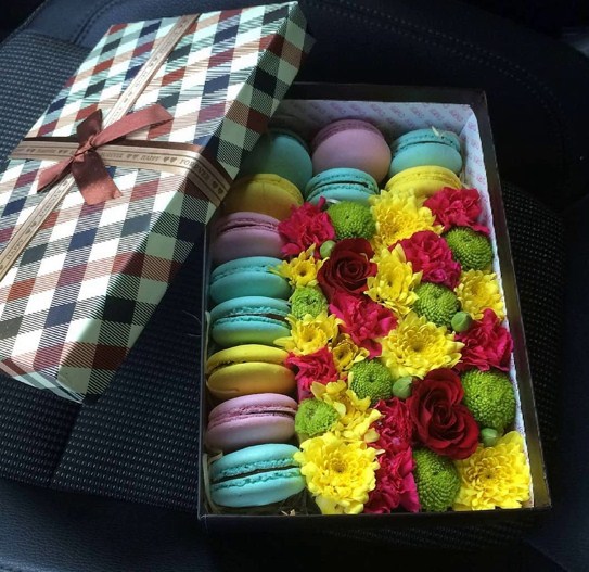 яркая подарочная коробка с цветами и печеньем макаруни