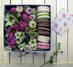 Коробочка с цветами и печеньем "макаро"в нежных оттенках