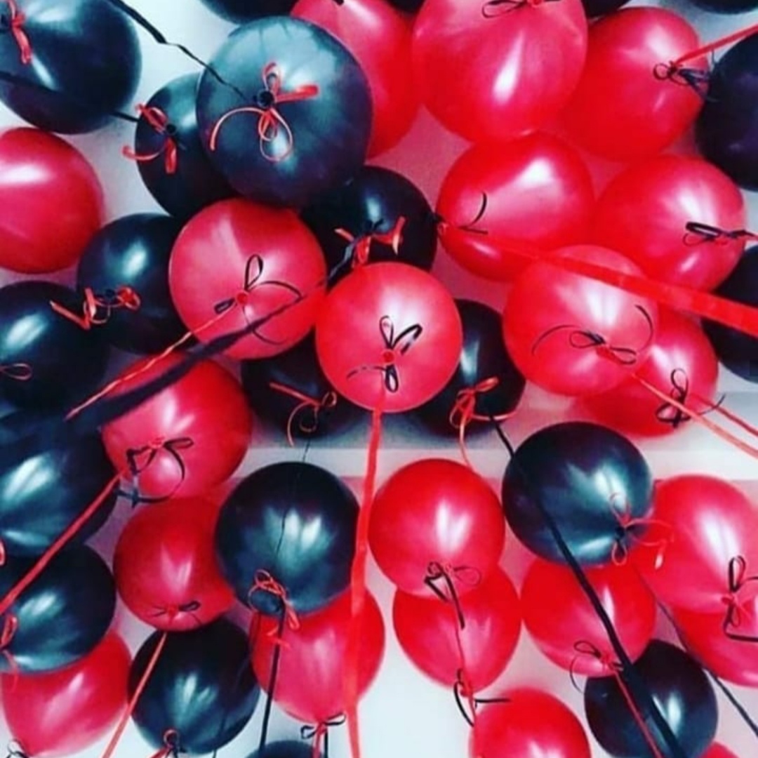 стильные красно-черные шары в потолок