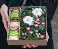 Оригинальная зимняя коробочка с цветами и печеньем макаруни