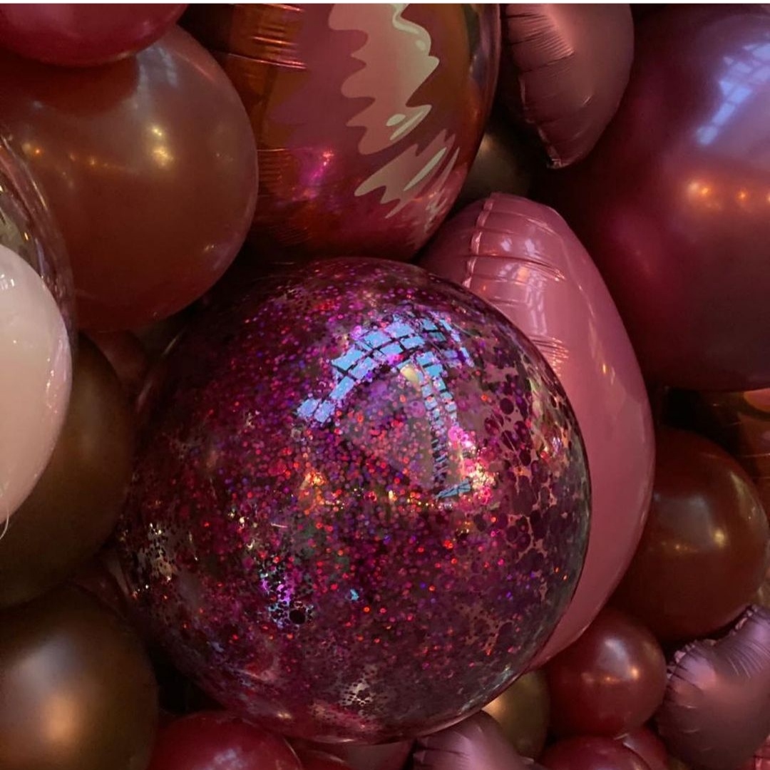 роскошная бордовая фотозона с шарами-губками