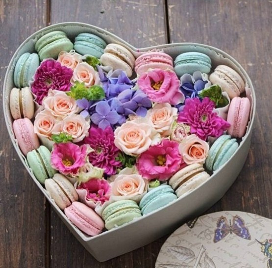 подарочная коробка сердце с цветами и макаруни в нежных оттенках