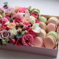 Коробочка с цветами и французским печеньем макаруни в нежном розовом цвете