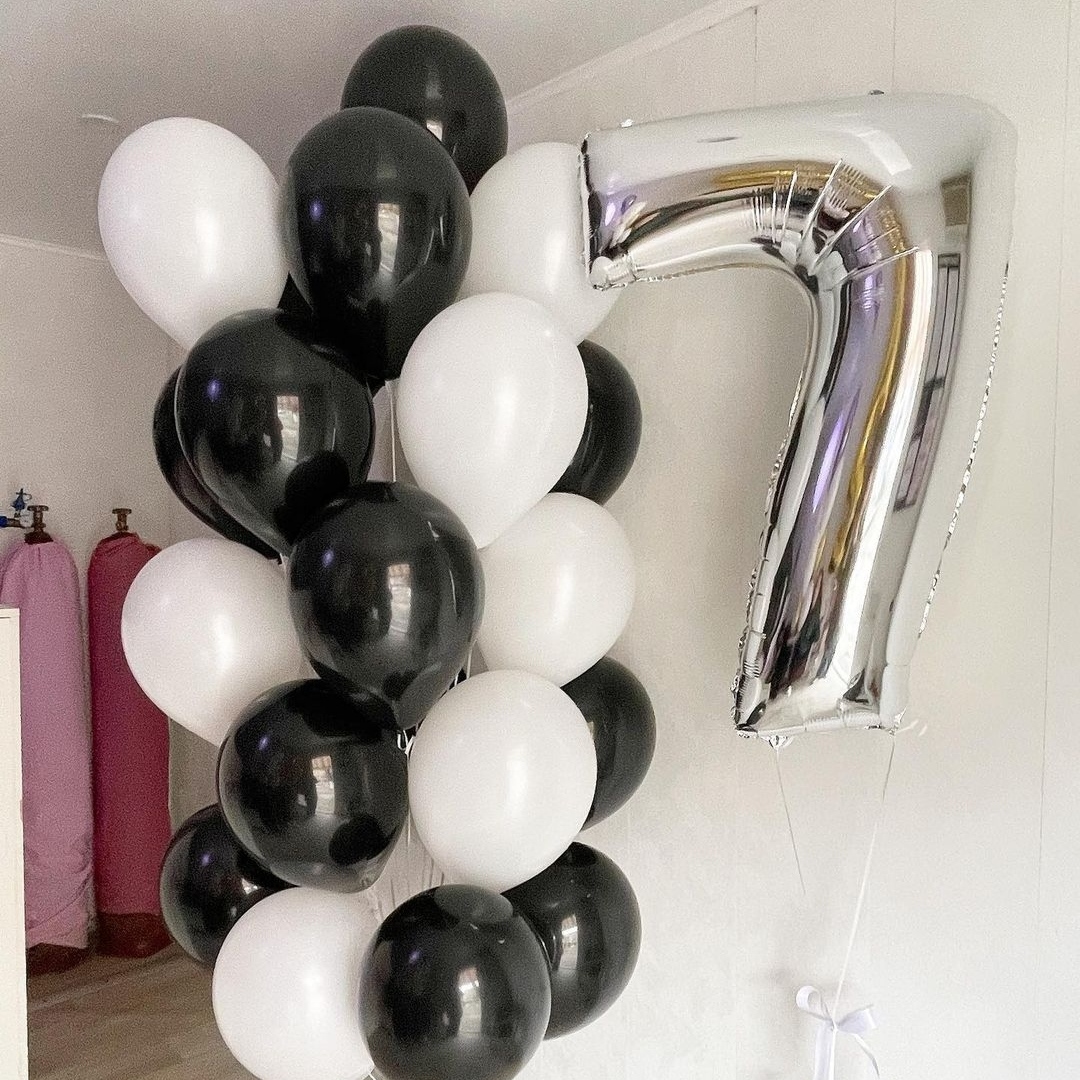 стильные черно-белые шары с фольгированной цифрой на 7 лет