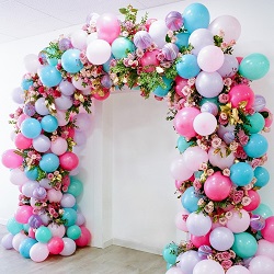 Нежная арка из шаров с цветами