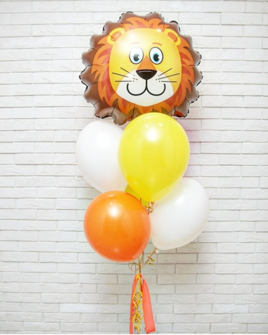 яркая композиция из шаров со львом