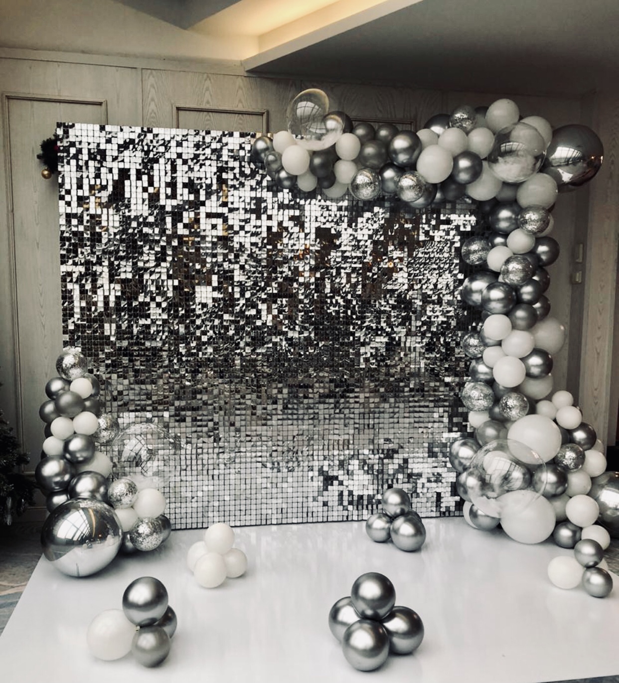 серебряная фотозона из пайеток с бело-серебряными шарами