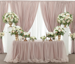 Президиум свадебный в пудровых тонах с цветами и тканевым фоном