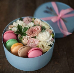Нежная круглая коробочка с цветами и печеньем
