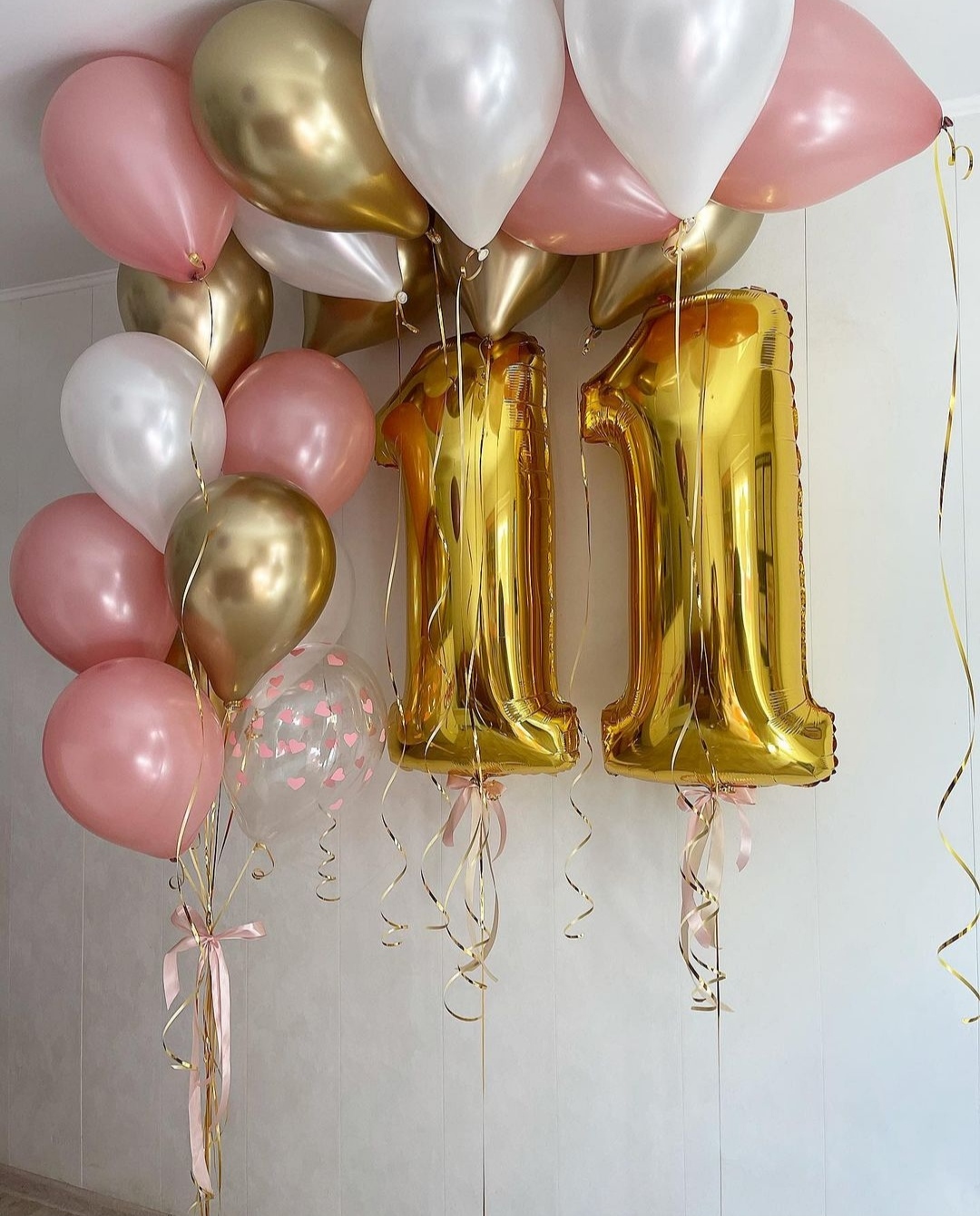 розовые, белые и золотые шары с фольгированными цифрами