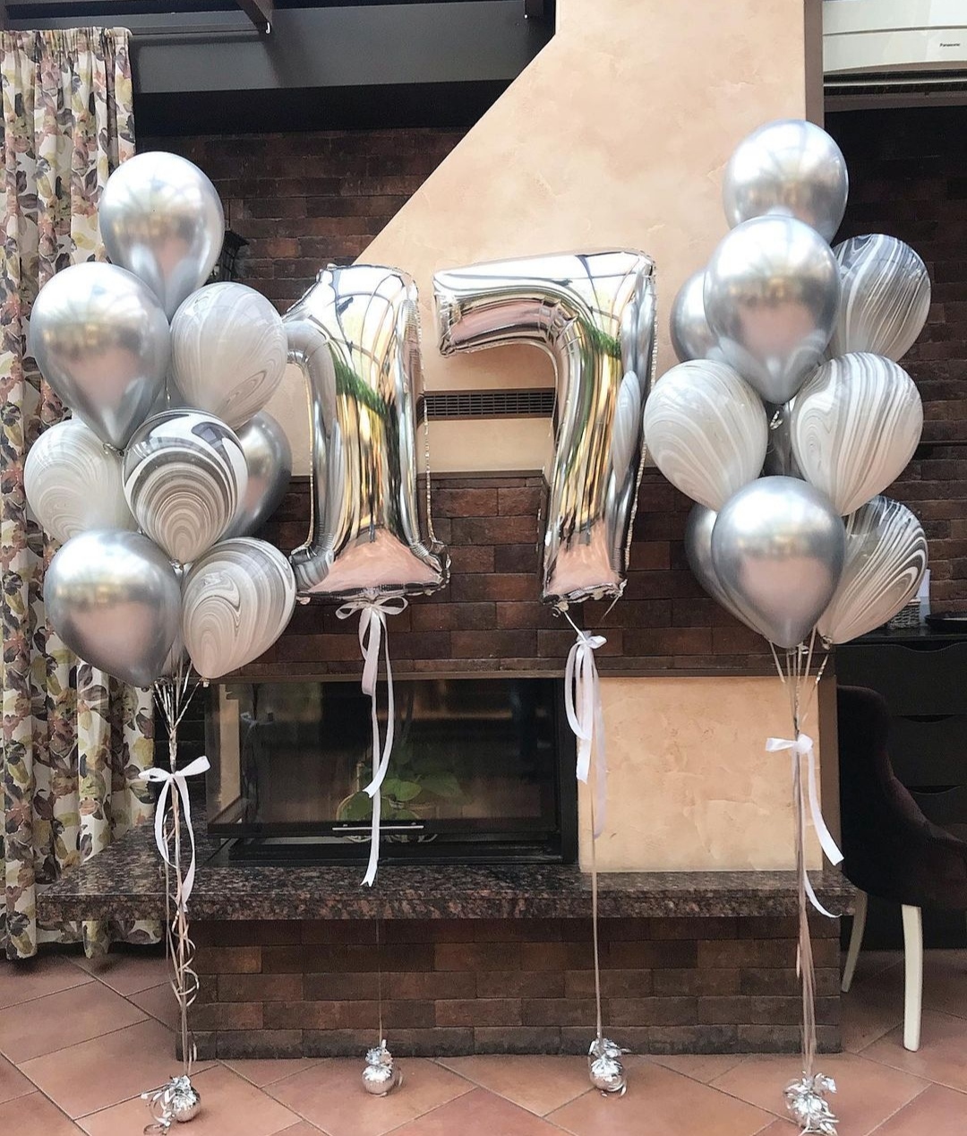 серебряные шары с разводами на 17-летие