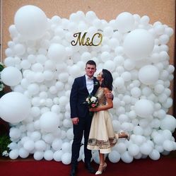 Белая фотозона из шаров на свадьбу