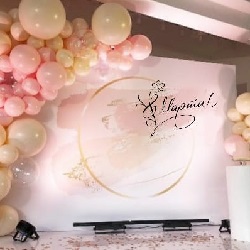 Розовая фотозона-баннер с гирляндой из шаров