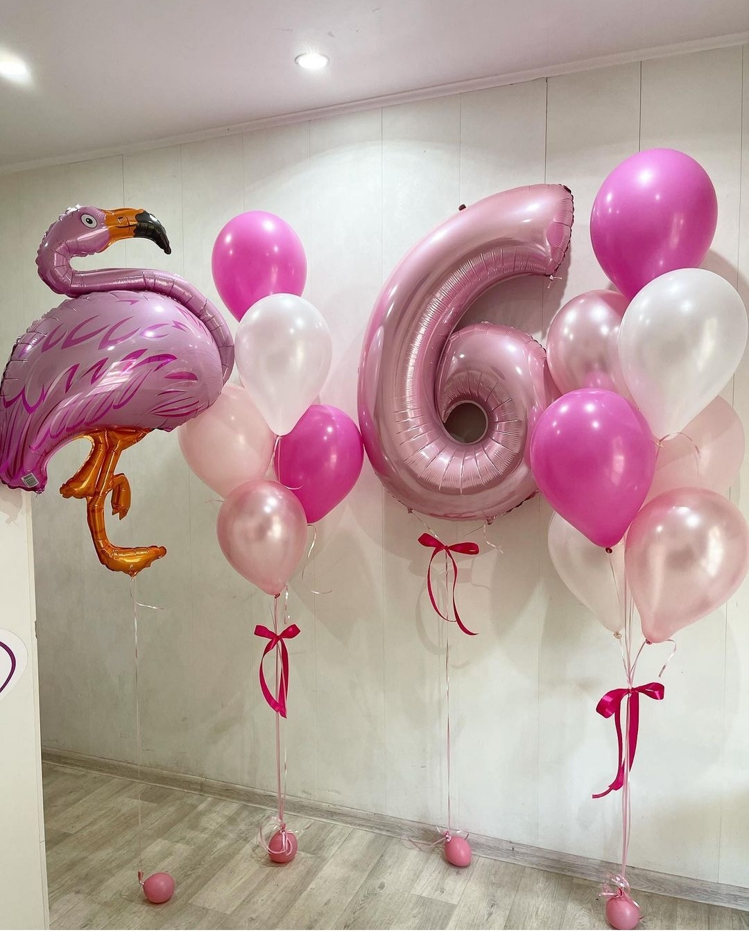 белые и розовые шары с большим розовым фламинго