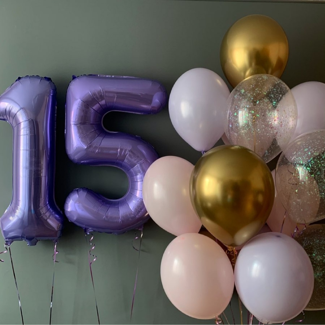 розовые и золотые шарики с фольгированной цифрой на 15 лет
