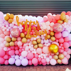 Розово-белая фотозона с золотыми шарами на День Рождения