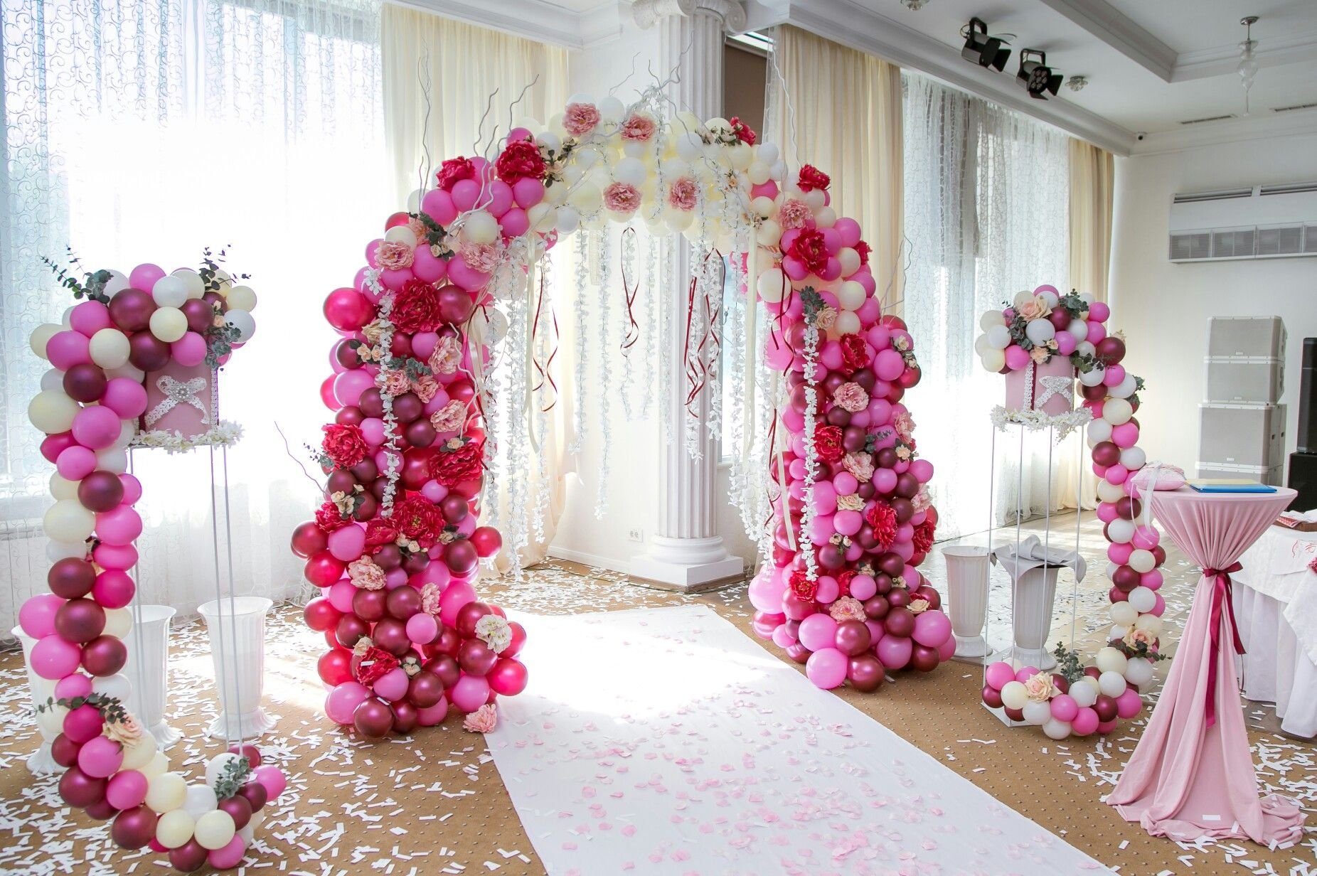 свадебная арка в розовых тонах с элементами декора