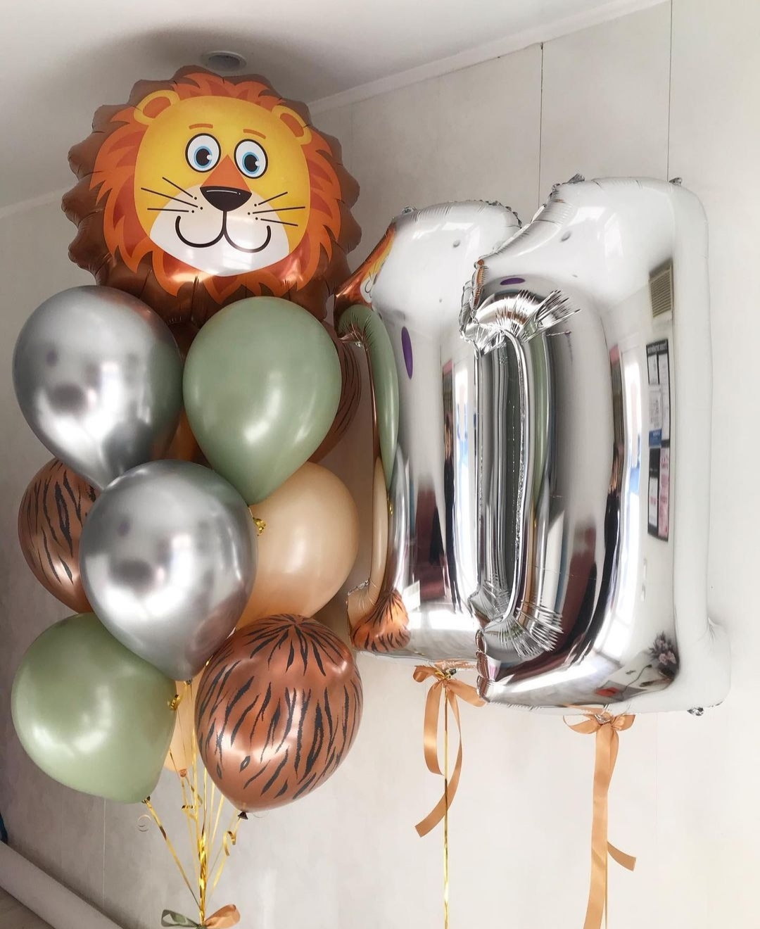 металлические шары с анималистическим принтом и большой мордочкой льва на 11 лет