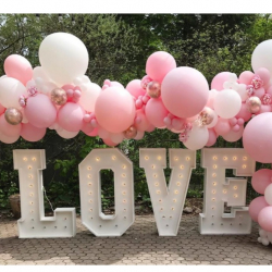 Фотозона с шарами и буквами LOVE