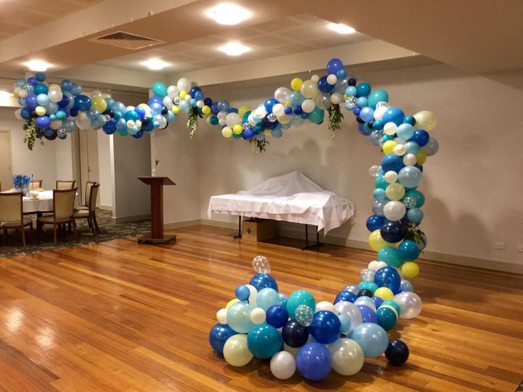 синяя гирлянда из шаров для оформления зала