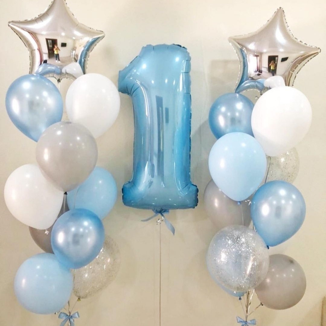 нежные бело-голубые фонтаны шаров с фольгированными звездами