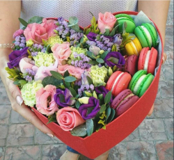 Подарочная коробка "Сердце" с цветами и печеньем