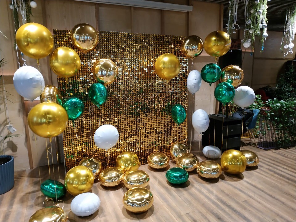 золотая фотозона с шарами