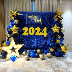 Фотозона из синих пайеток с шарами на Новый Год
