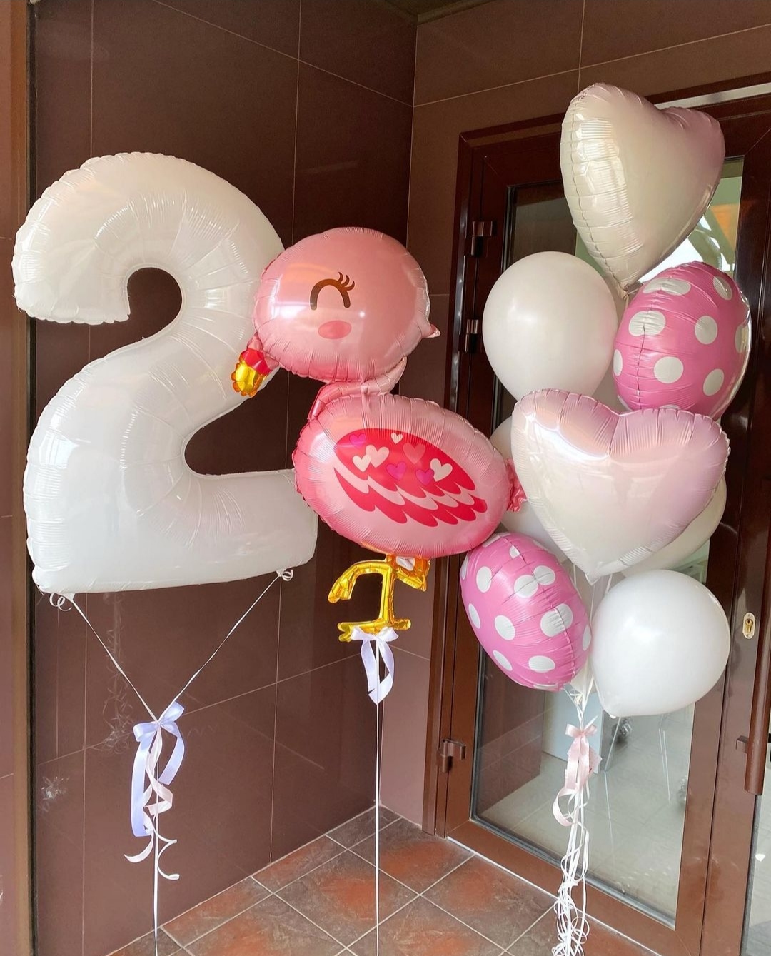 нежно-розовые шарики для девочки на 2 года с птичкой