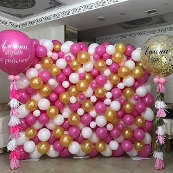 Розовая фотозона из шаров для девочек
