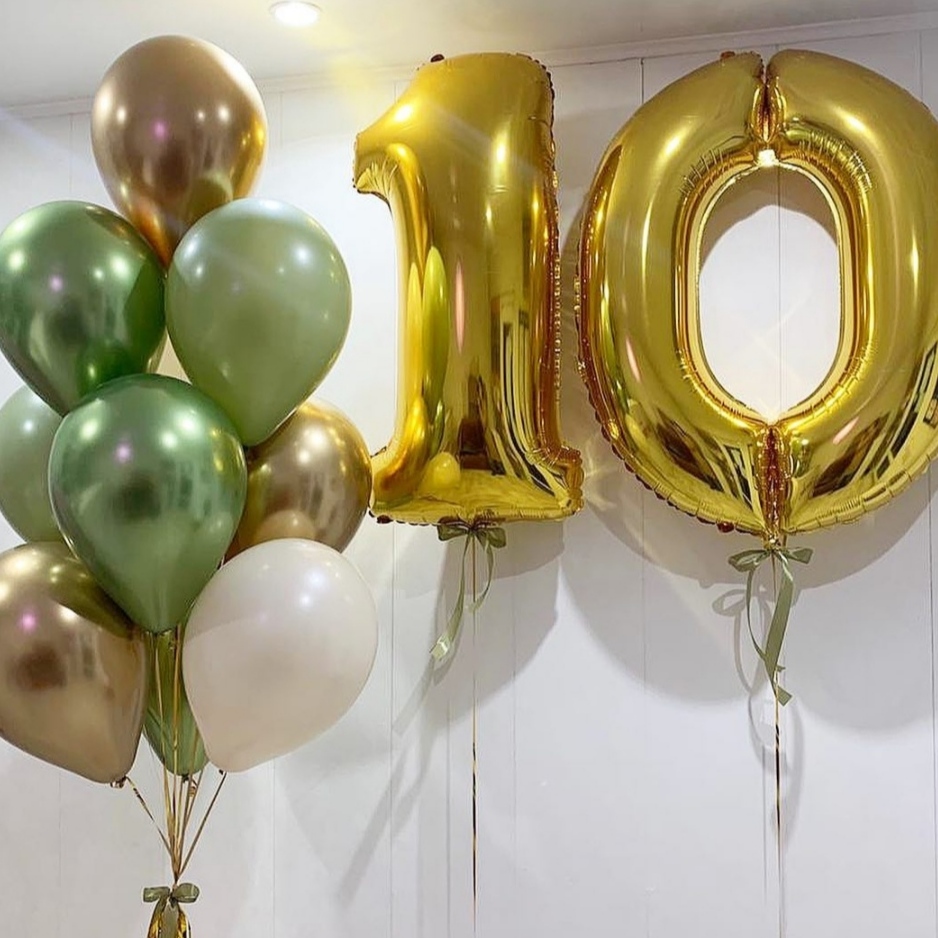 оливковые и бронзовые шары с фольгированной цифрой на 10 лет