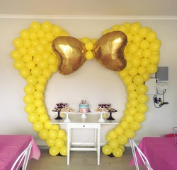 Желтая арка из шаров Минни Маус