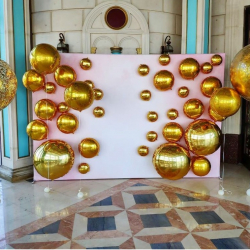 Фотозона с золотыми кругами и шарами