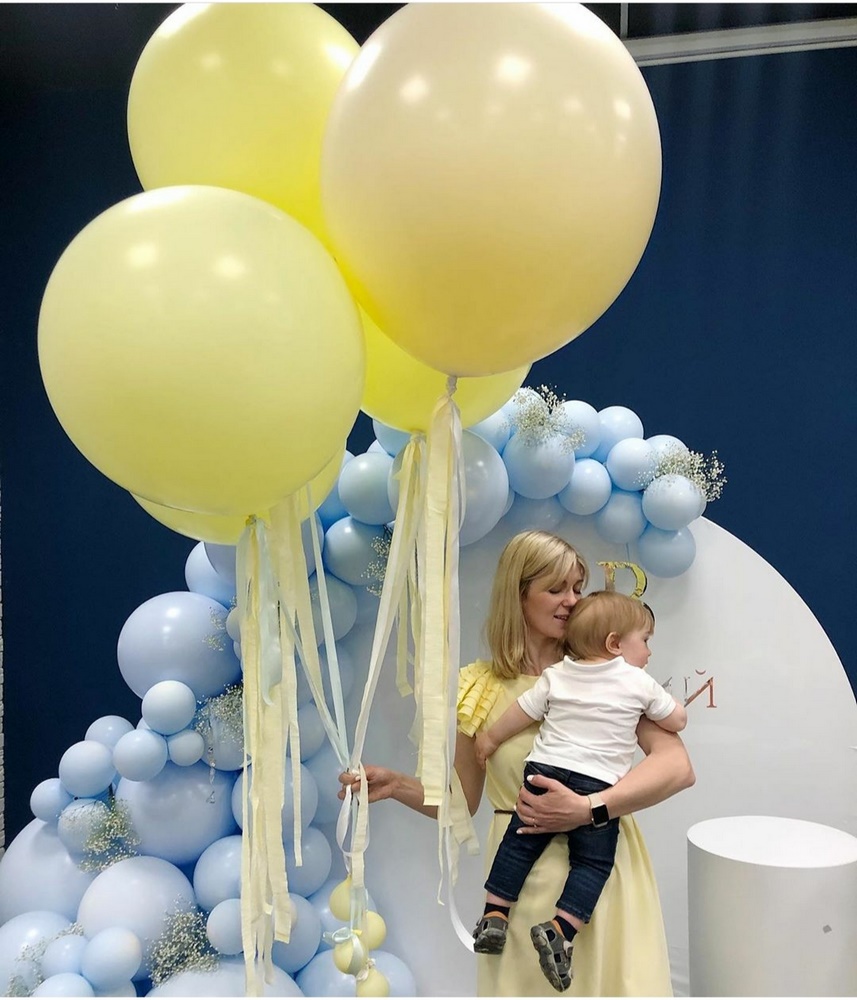 белая фотозона с голубой гирляндой на 1 год мальчику