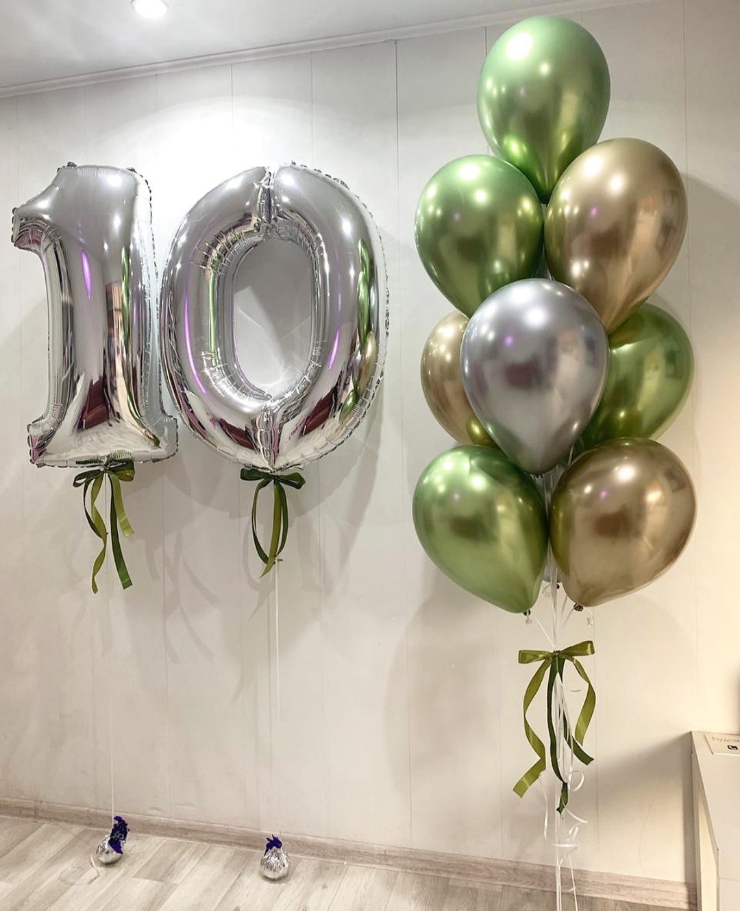 разноцветные металлические шары с фольгированной цифрой на 10 лет