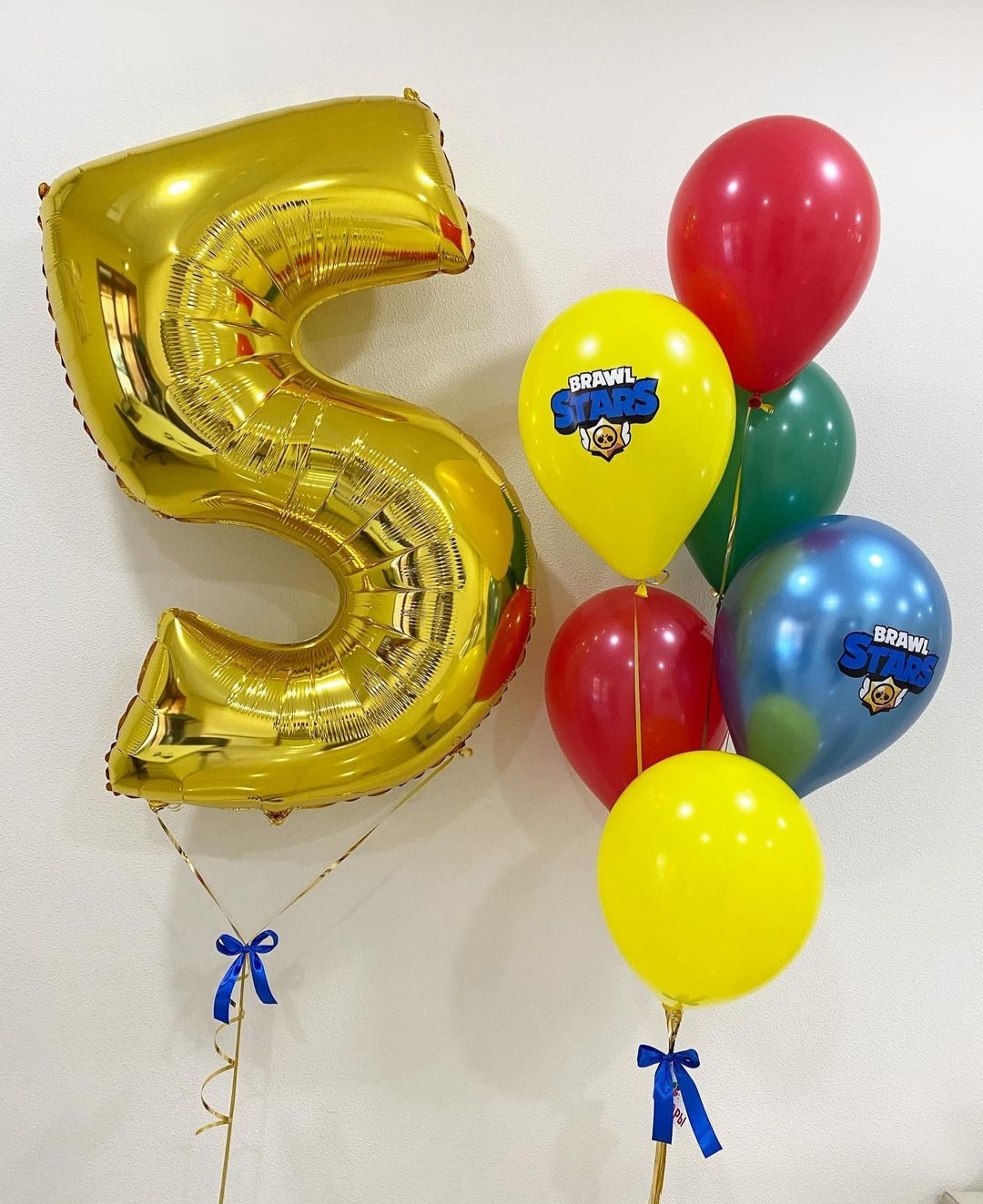 разноцветные шары и фольгированная цифра на 5 лет