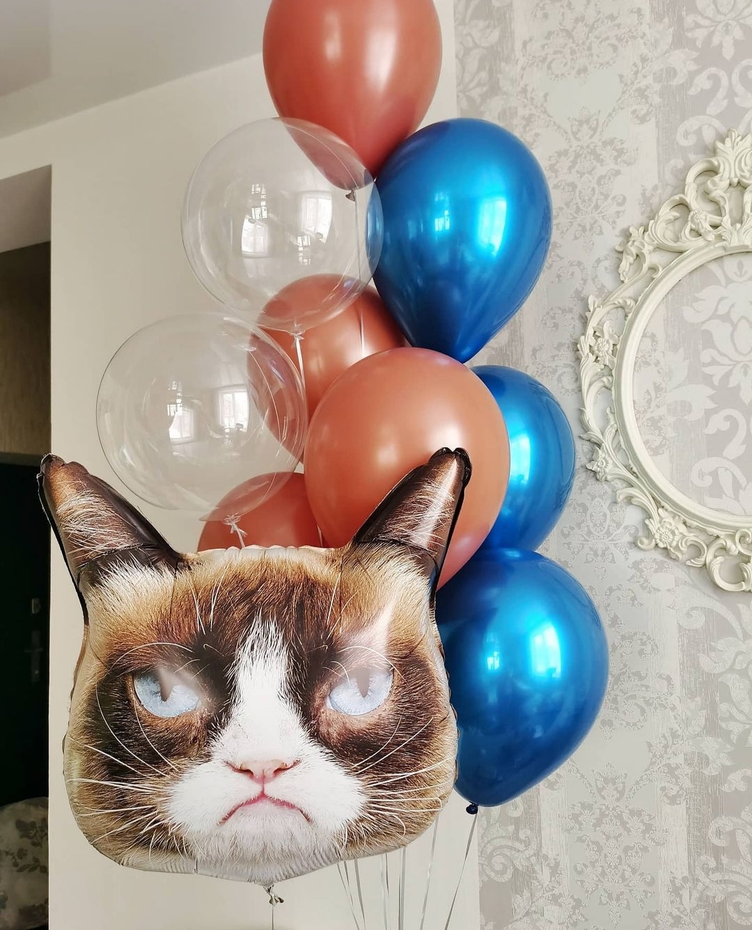 большой фольгированный шар кошка с золотыми и синими шариками