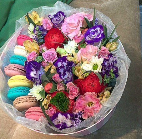 подарочная коробочка с цветами и макаруни в ярких оттенках