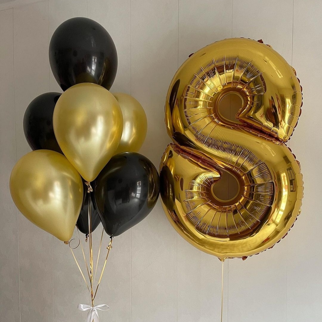 стильные черные и золотые шары с фольгированной цифрой на 8 лет