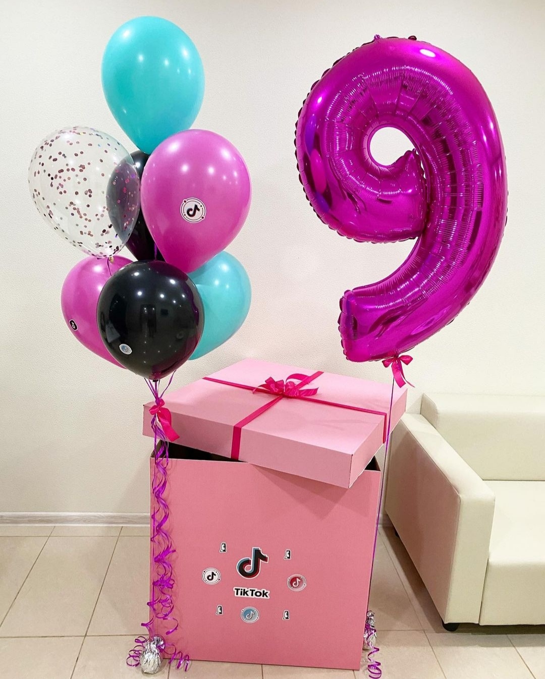 разноцветные шары с ярко-розовой фольгированной цифрой девочке на 9 лет