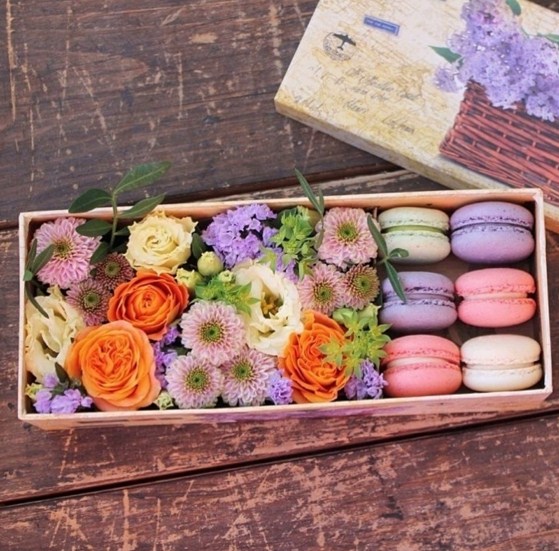 подарочная коробка с цветами и макаруни в нежных оттенках