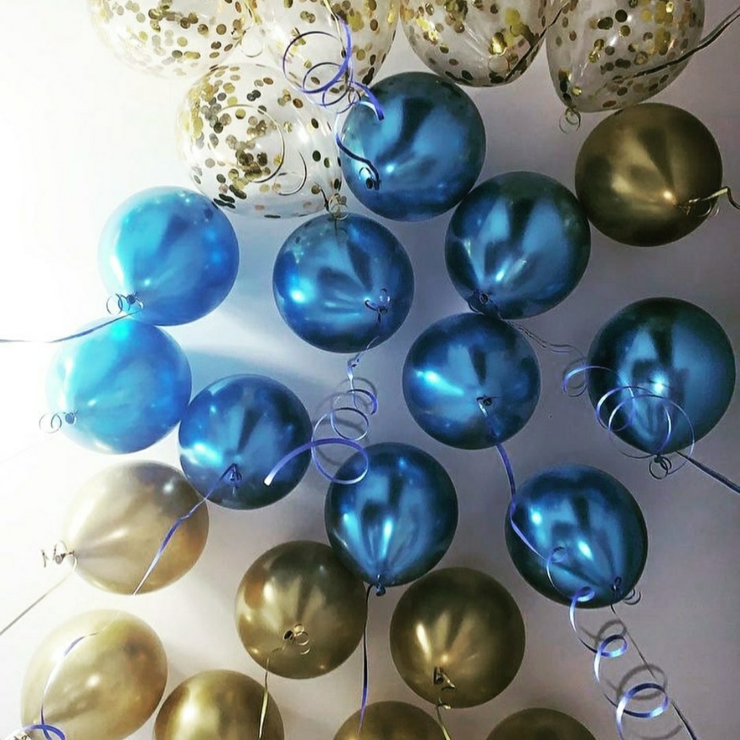 синие и золотые хромированные шары в потолок с конфети