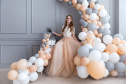 Фото-инсталляция из бело-серо-персиковых шаров с патефоном
