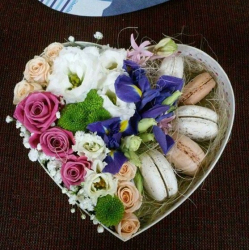 Подарочная коробочка с цветами и французским печеньем "макарон" в теплых оттенках