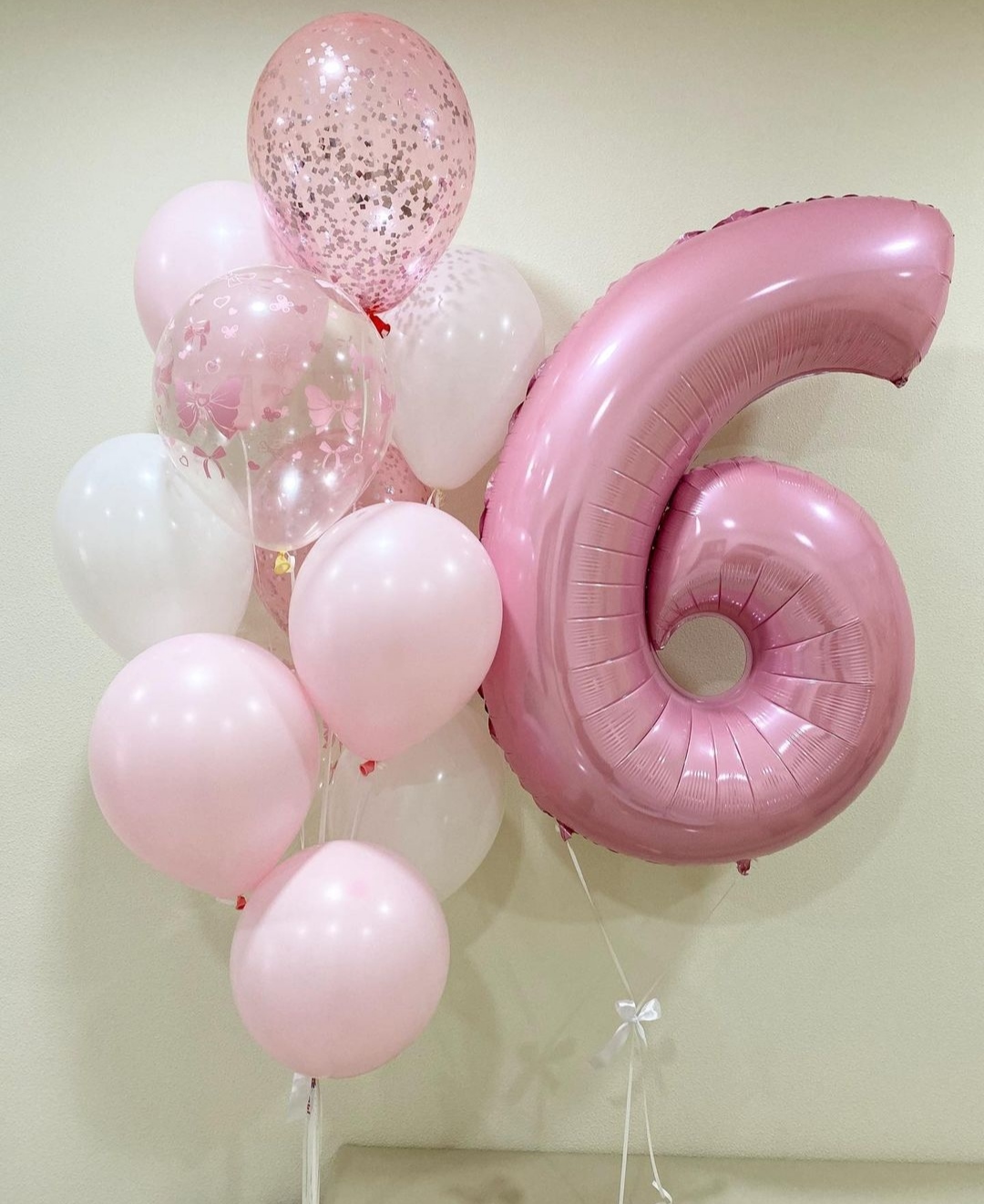 нежно-розовые шарики с фольгированной цифрой на 6 лет девочке