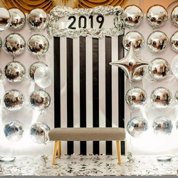 Чёрно-Белая фотозона с серебряными шарами на выпускной