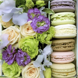 Подарочная коробка с цветами и печеньем в нежных фиолетово-фисташковых оттенках