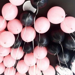 Матовые черные и розовые шары в потолок